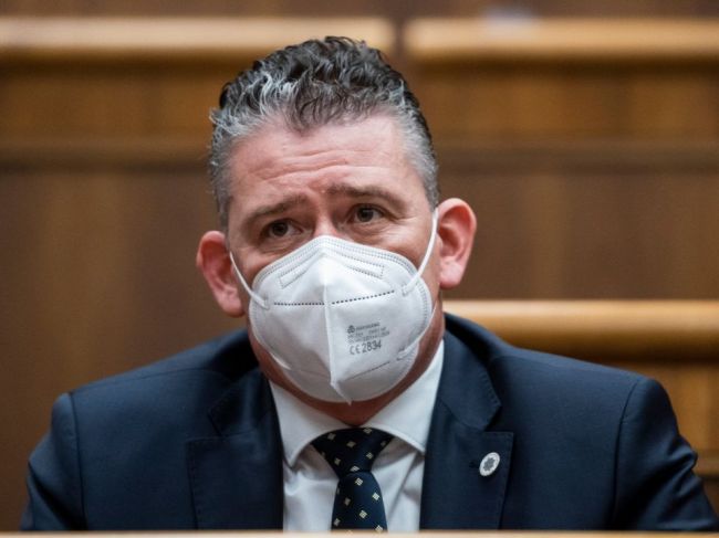 Za odvolanie Mikulca budú hlasovať aj niektorí koaliční poslanci