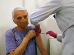 Prvou dávkou vakcíny v Česku zaočkovali už viac ako polovicu ľudí nad 45 rokov