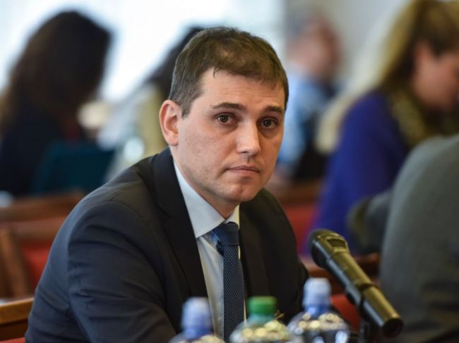Minister vnútra predloží na vládu návrh na odvolanie šéfa inšpekcie Adriána Szabóa