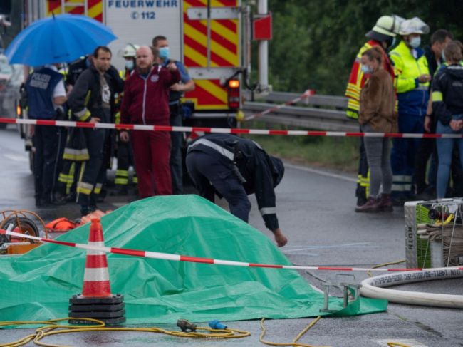 Dvaja ľudia zahynuli pri páde malého lietadla