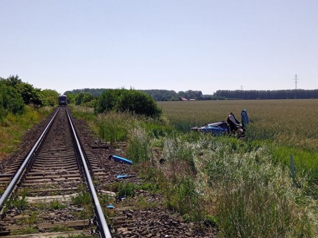 Vrtuľník zasahoval pri nehode osobného auta s vlakom