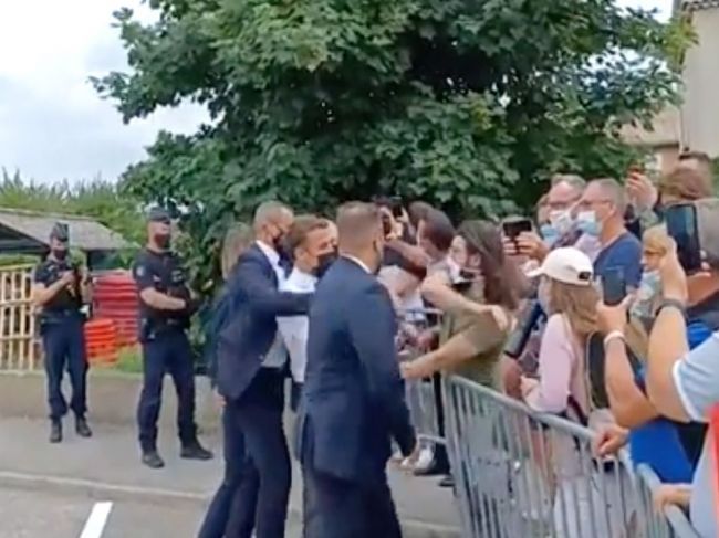 Muž, ktorý sa pokúsil udrieť Macrona, sympatizuje s krajnou pravicou