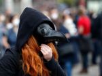 V Prahe proti opatreniam a COVID pasom protestujú stovky ľudí