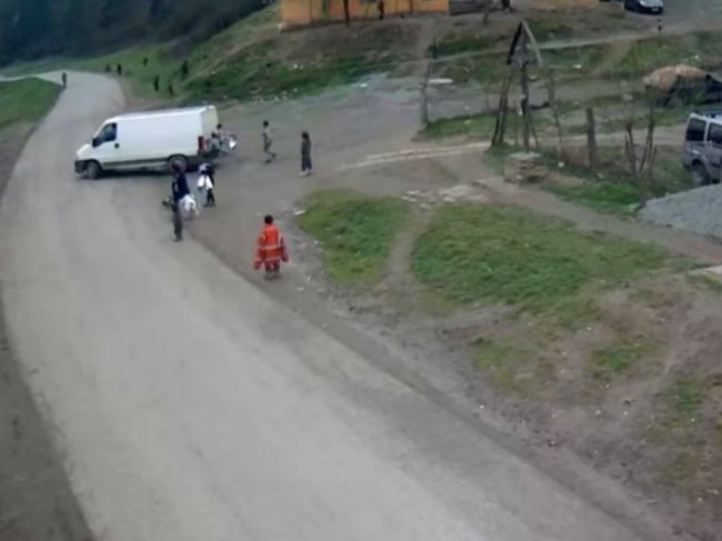 Video: Deti z osady si našli nebezpečnú zábavku. Skáču na rozbehnuté dodávky