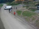 Video: Deti z osady si našli nebezpečnú zábavku. Skáču na rozbehnuté dodávky