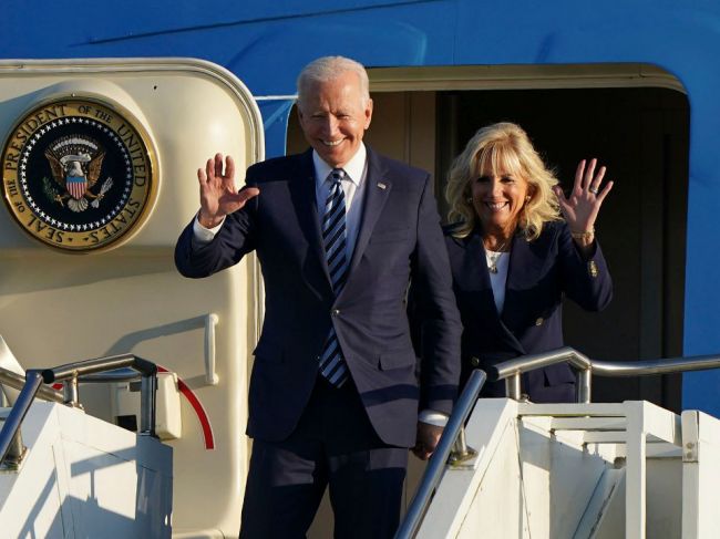 Biden priletel do Británie, kde začína svoju cestu po Európe