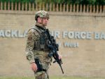Leteckú základňu v Texase uzavreli, polícia a vojaci pátrajú po strelcoch