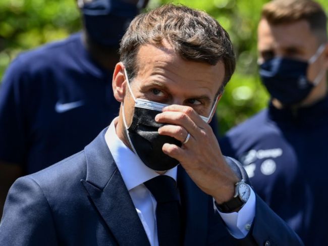 Mužovi, ktorý dal facku Macronovi, hrozí 18 mesiacov väzenia