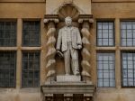 Oxfordskí učitelia pre sochu kolonialistu bojkotujú akademickú činnosť