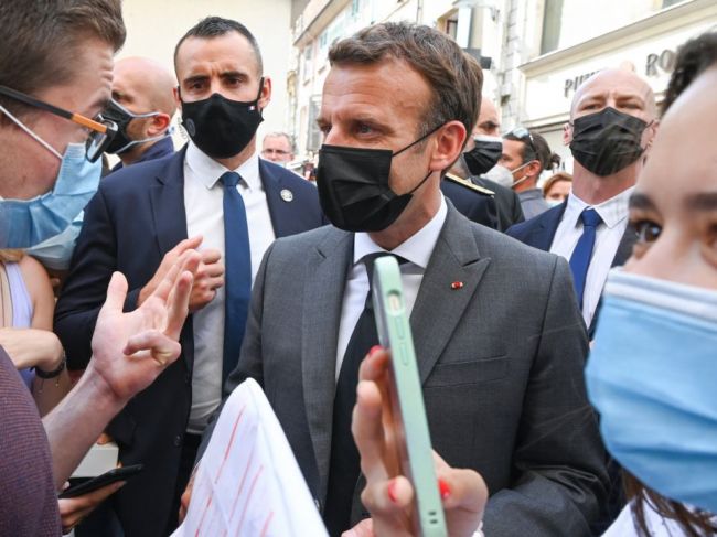 Muž, ktorý dal facku Macronovi, pôjde do väzenia