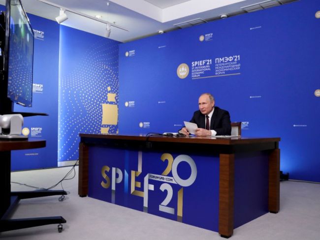 Na petrohradskom ekonomickom fóre vystúpili dve Putinove dcéry