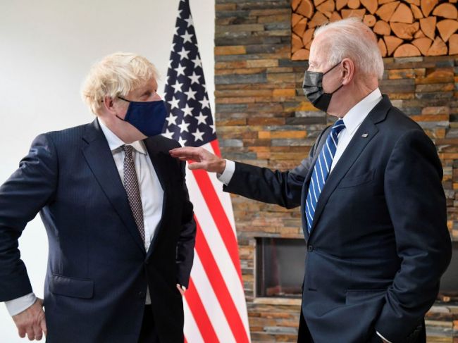 Johnson: Práca s Bidenom je "závan čerstvého vzduchu"