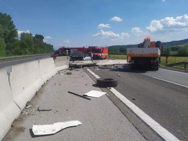 Diaľnica D1 je pre nehodu sčasti uzavretá
