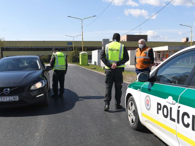 Polícia pokračuje v nesystematických kontrolách na hraniciach