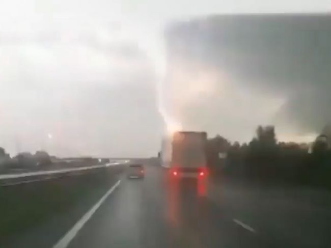 Video: Kamión na ceste zasiahol blesk, všetko zachytila kamera auta