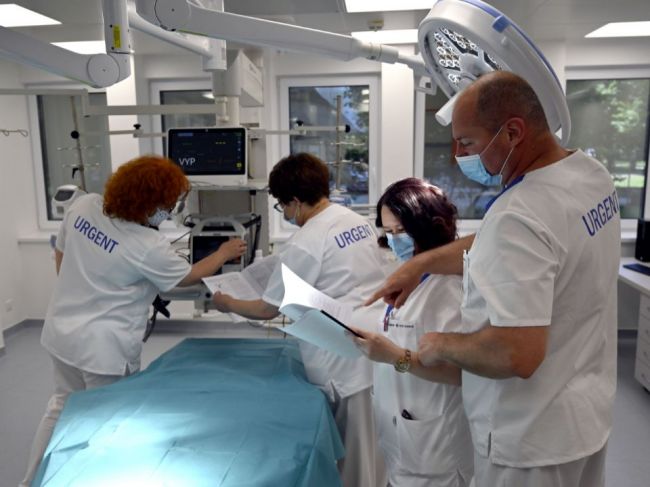 EÚ zvýšila pomoc pre slovenských lekárov a sestričky za nadprácu počas pandémie