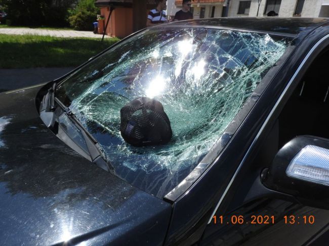 FOTO: Muž na elektrokolobežke sa zrazil v protismere s autom