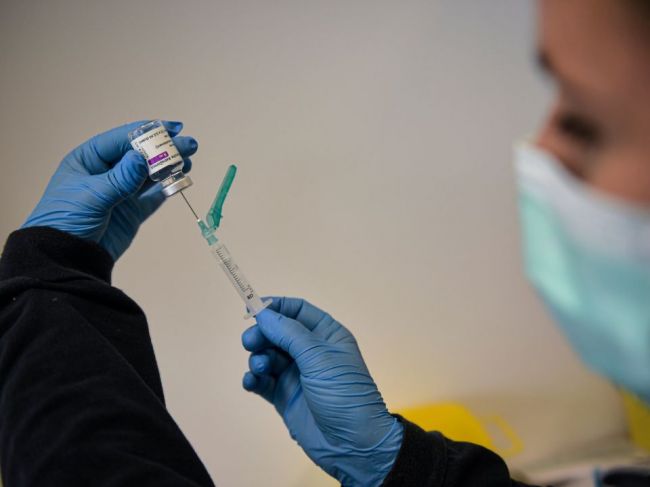 Zástupca EMA hovorí o dezinterpretácii, vakícnu Astrazeneca odporúča najmä starším