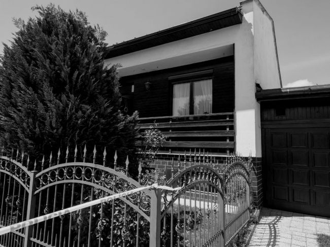 V dome našli telo ženy, polícia vzniesla obvinenie zo spáchania vraždy