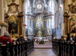 Dišpenz na bohoslužbách končí, biskupi volajú veriacich do kostolov