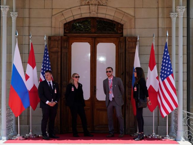Putin pricestoval do Ženevy na schôdzku s Bidenom