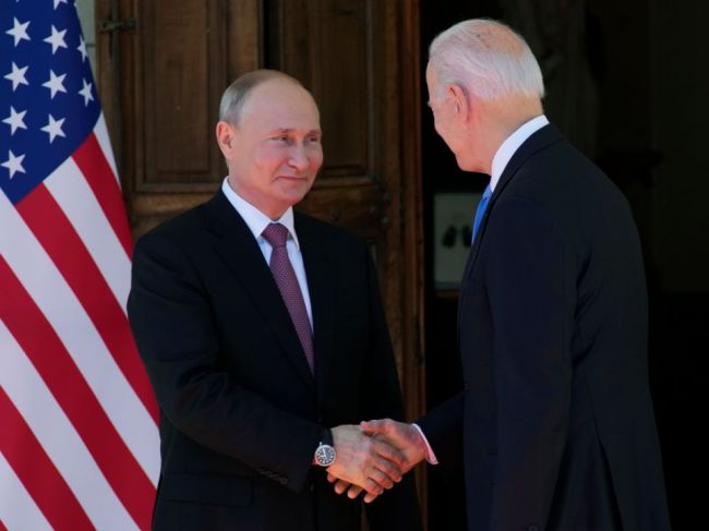 Putin a Biden sa stretli v Ženeve, obaja chcú vytýčiť "červené čiary"