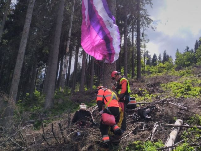 Paraglajdista si pri núdzovom pristávaní na Martinských holiach zranil nohy