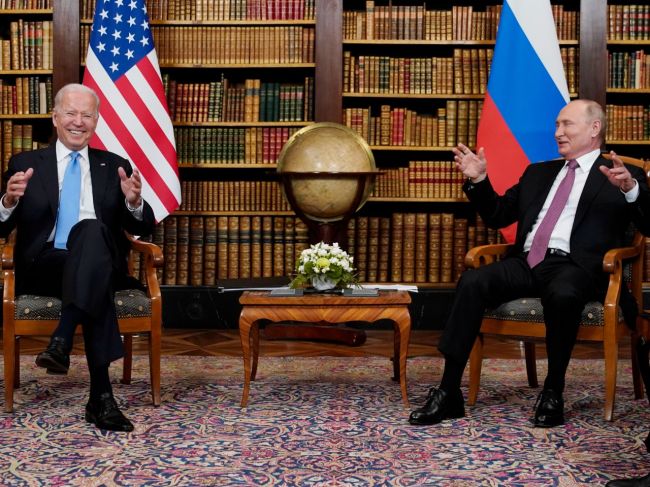 Putin a Biden sa dohodli na návrate veľvyslancov do USA a Ruska