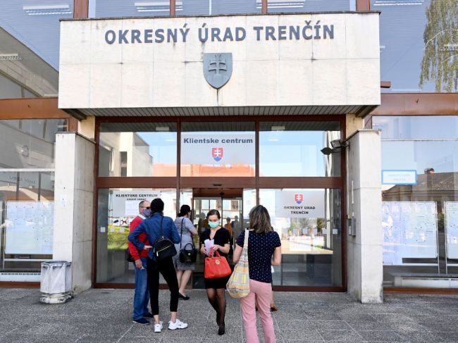 Polícia čelí náporu dovolenkárov, cestovný pas odporúča vybaviť si včas