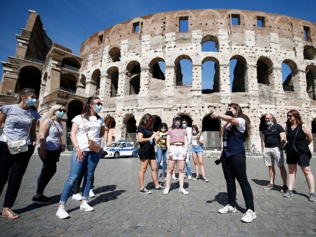 Taliansko od polovice júla zruší povinnosť nosiť rúška vo vonkajších priestoroch