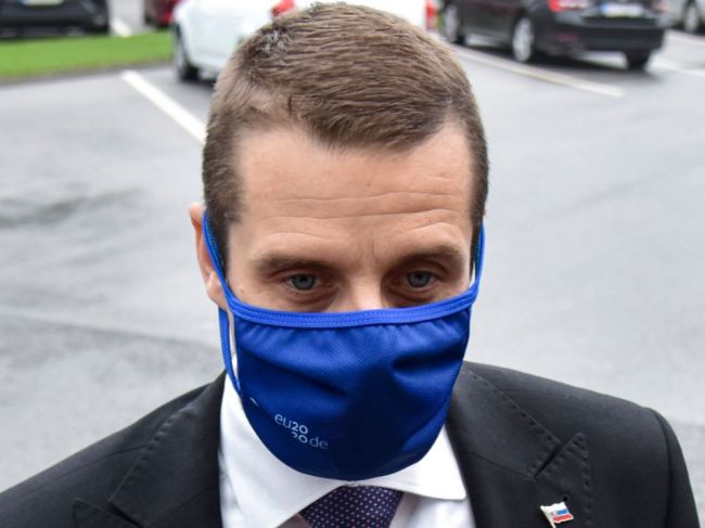 Krízový štáb sa bude zaoberať režimom na hraniciach, Klus hovorí o obchádzaní pravidiel
