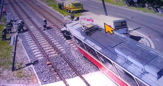Všetky záchranné zložky zasahujú pri nehode električky a nákladného auta