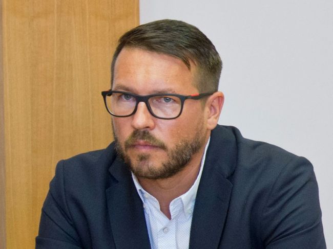 OĽANO vyzvalo Sulíka, aby odvolal Andreja Holáka z funkcie v MH Manažmente