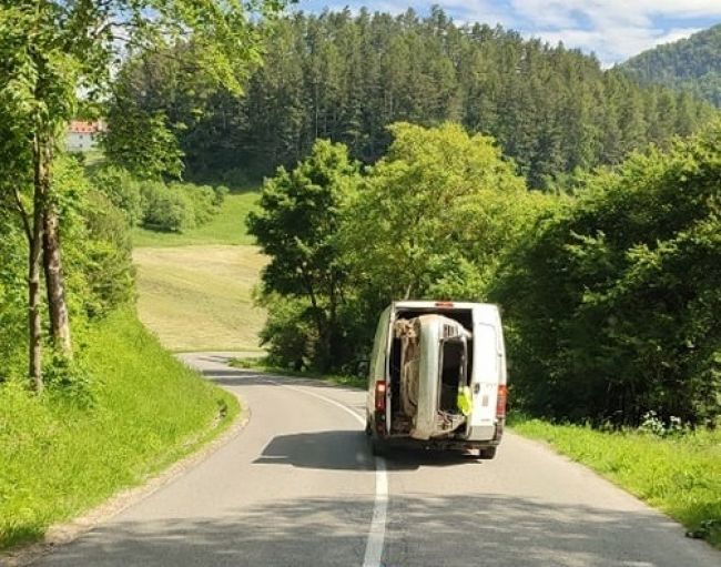 FOTO: Na Slovenských cestách zachytili ďalší bizarný prípad prepravy vozidla