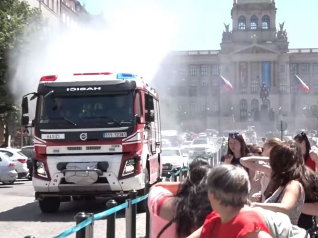 Video: Nový obchod spôsobil v Prahe ošiaľ, pomáhať museli hasiči a polícia