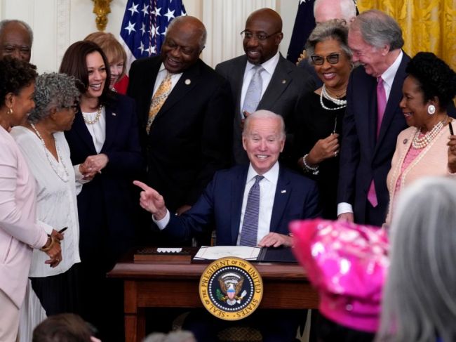 Biden podpísal zákon, ktorým sa zavádza sviatok na počesť zrušenia otroctva