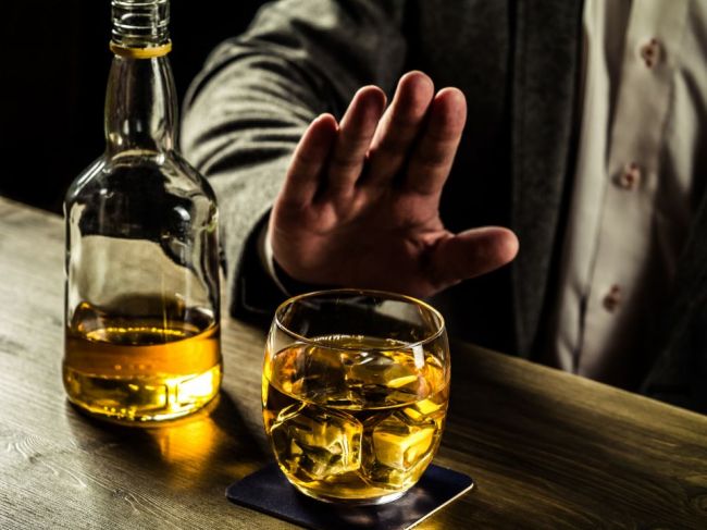 Vedecky overené: Jednoduchý trik, ktorý redukuje množstvo alkoholu, ktorý pijete