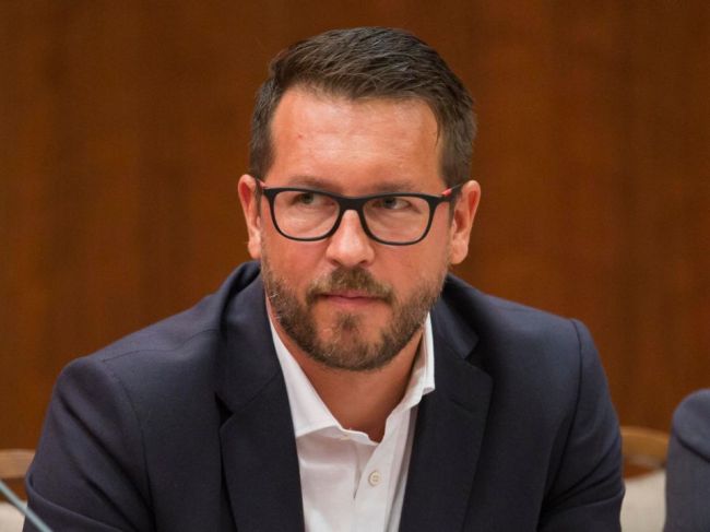 Andreja Holáka vo štvrtok prepustili zo zadržania, Sulík ho odvolal