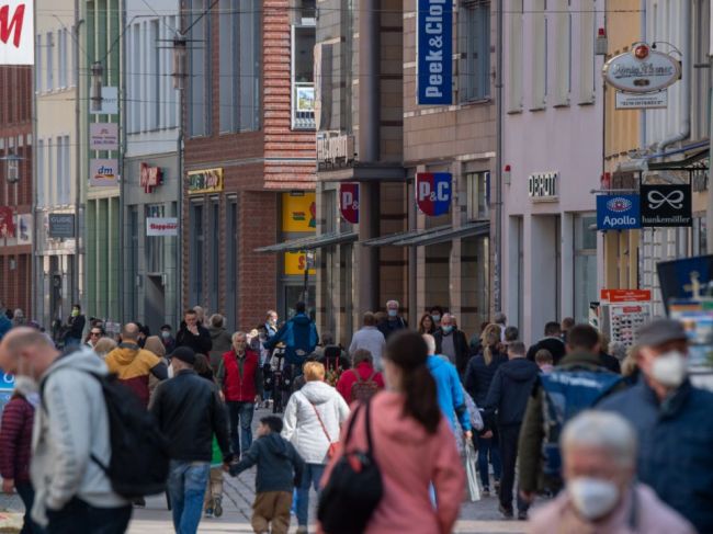 Polovica obyvateľov Nemecka už dostala aspoň jednu dávku vakcíny proti covidu