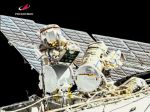 Astronauti počas výstupu do vesmíru namontovali na ISS solárny panel