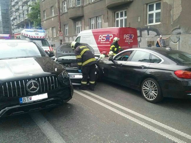 Na križovatke v Bratislave sa zrazili tri autá