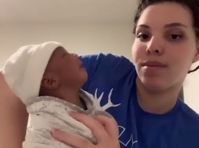 Video: Mama predviedla trik, ako okamžite utíšiť plačúce bábätko