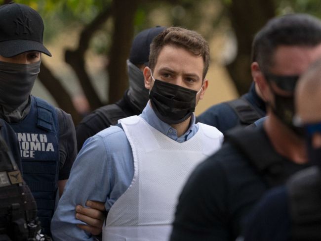 Pilotovi, ktorý chcel vraždu manželky hodiť na lupičov, hrozí doživotie