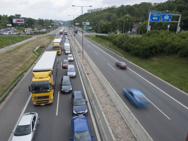 Kolóny na D2 komplikujú výrobu Volkswagenu, uvítal by urýchlenie opráv diaľnice