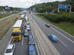 Kolóny na D2 komplikujú výrobu Volkswagenu, uvítal by urýchlenie opráv diaľnice