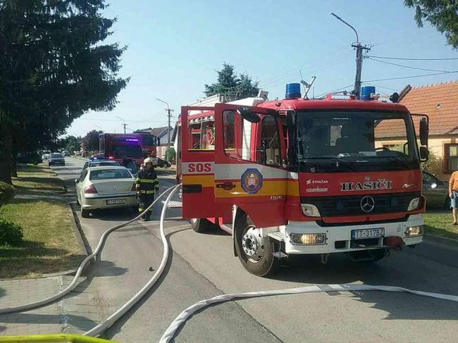 Pri požiari rodinného domu zasahujú desiatky hasičov