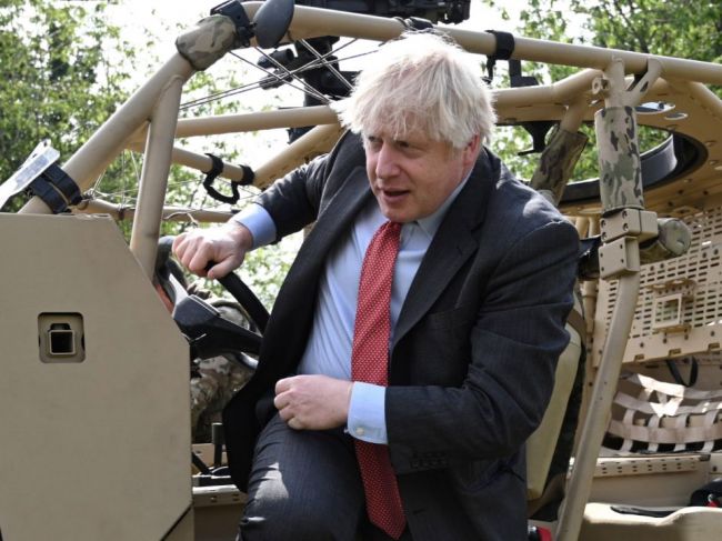 Boris Johnson vysvetľoval stredajší incident s britským torpédoborcom