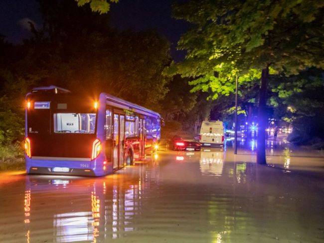 Meteorológovia varujú pred vysokými teplotami, búrkami i povodňami