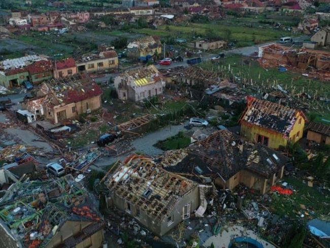 V dôsledku búrok a tornáda zomreli najmenej piati ľudia