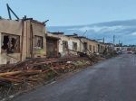 Pri silných búrkach by sa ľudia nemali zdržiavať na dvoroch či záhradách